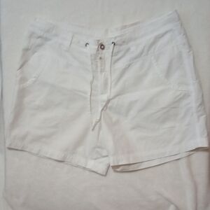 Columbia White Bermuda Shorts with Lightweight Fabric